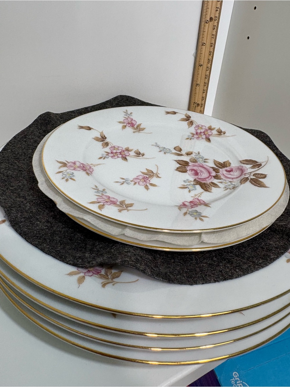 Vintage Noritake Japan Rosilla 5212 pattern set of 6 plates, 4 dinner 2 side